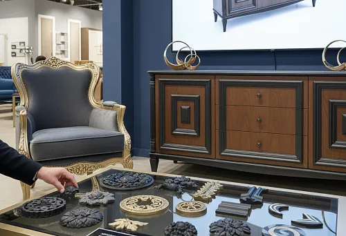 образцы декоративных накладок из полиуретана на стеклянной витрине