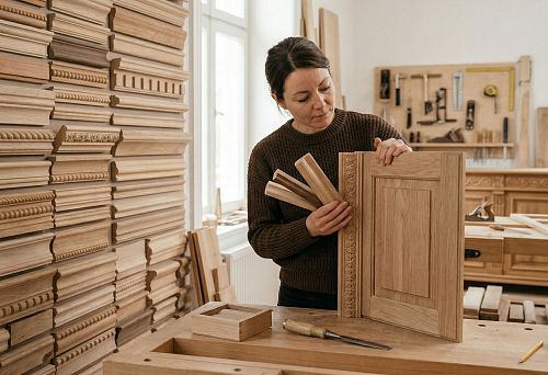 Молдинги из дерева и образцы деревянных профилей для отделки и декоративного оформления интерьера