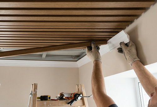 Последняя панель реечного потолка и монтаж молдинга из полиуретана: как сделать финиш без кривых стыков и нервного срыва