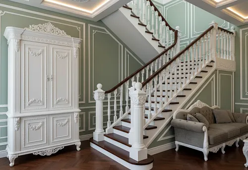 Интерьер с лепниной и резными лестничными столбами, где декор подчёркивает мебель и архитектуру помещения