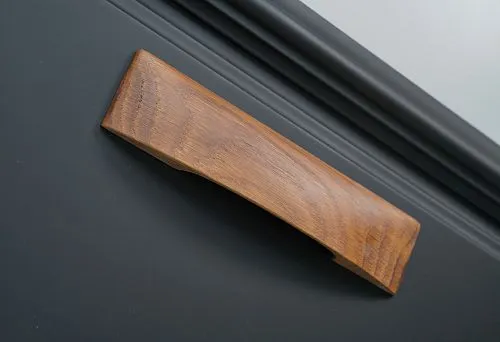 Натуральная мебельная фурнитура в концепции разработки мудборда.