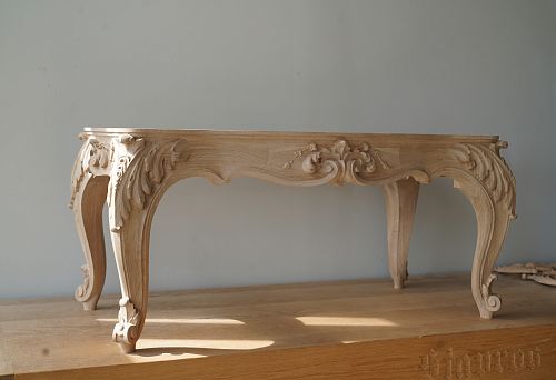 Деревянное подстолье с ручной резьбой, изящные изогнутые ножки и декоративные элементы