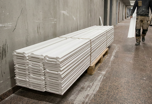 Ударопрочный потолочный плинтус из полистирола на паллете: поставка погонажа для коридоров и общественных пространств