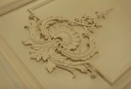 Интерьер с декоративной лепниной, оформленный изящными композициями 