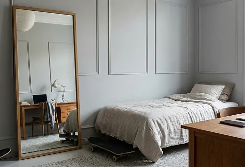 Интерьер для подростка: напольное зеркало, высокий плинтус и простые молдинги без пафоса