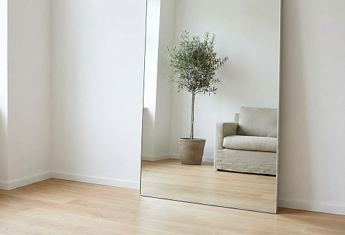 Минималистичный интерьер: тонкий плинтус + зеркало без рамы = чистота линий