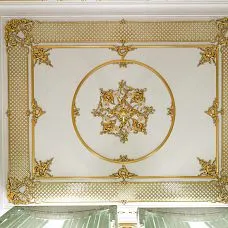 Резной наконечник на молдинг N-364L в интерьере