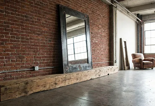 Индустриальный лофт: грубый плинтус + зеркало в металлической раме + кирпич