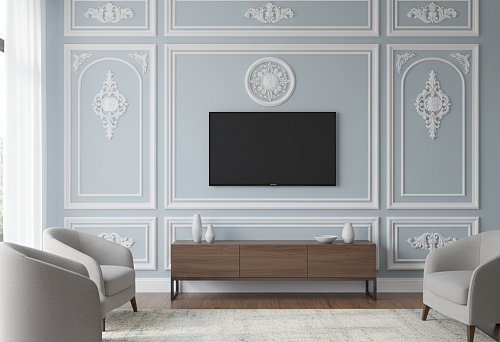 Интерьер гостиной в классическом стиле с голубыми стенами, украшенными белыми полиуретановыми молдингами