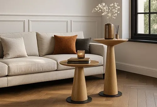 Уютный интерьер гостиной с дизайнерскими деревянными столиками, светлым диваном и акцентными подушками