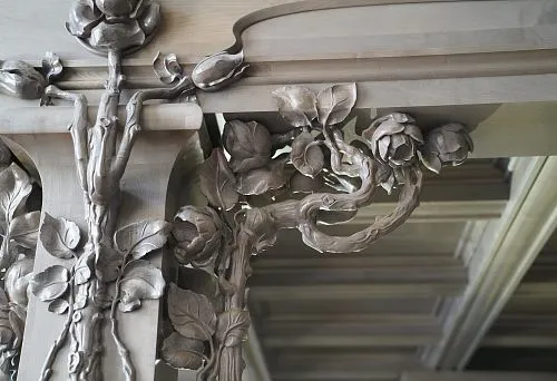 Декоративный резной элемент из дуба в виде роз и ветвей — ручная работа