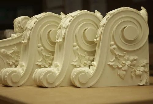 Декоративные элементы лепнины с цветочным орнаментом для интерьера