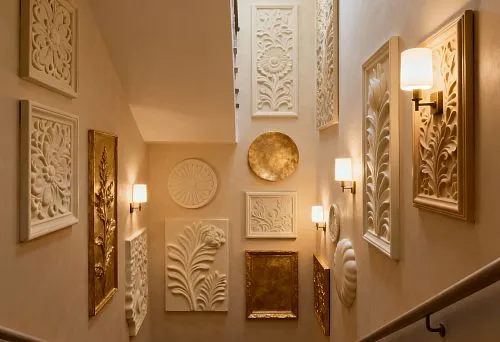 Лестница, оформленная настенным декором из полиуретана, с объёмными панелями и фото «до и после» преображения интерьера