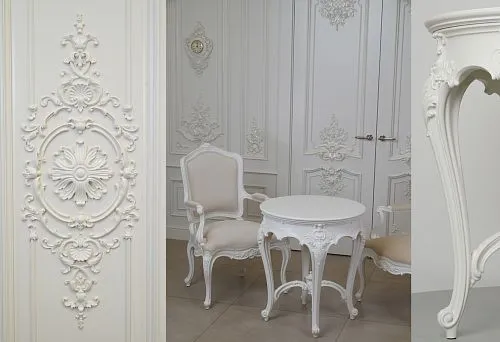 Белый круглый стол и изящные кресла с мягкой обивкой в светлой классической гостиной