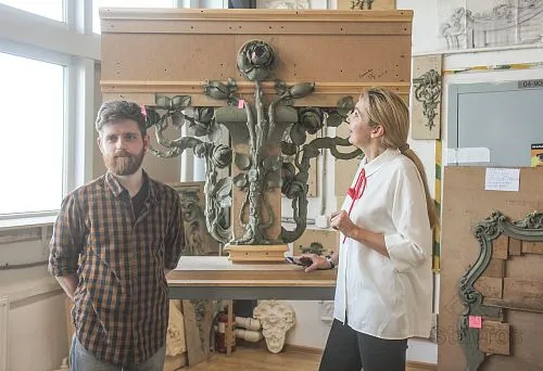 Крупный декоративный элемент с цветочным орнаментом, предназначенный для оформления мебели