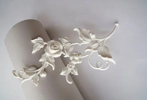 Декоративный элемент из полиуретана с цветочным узором и розой