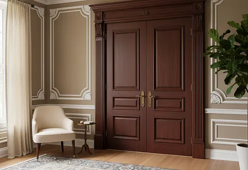 Интерьер с лепным декором и деревянными наличниками: двери в классическом стиле как центральный акцент помещения