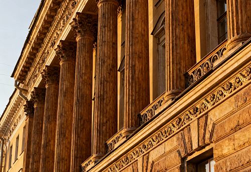 Архитектурный фасадный декор колонн в Санкт-Петербурге на закате