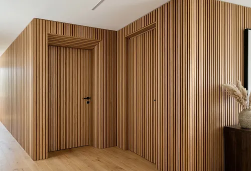 Реечные панели и декор дверей: как оформить переходы, проёмы и плоскости без стилистического разрыва