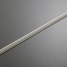 Молдинг полиуретановый STAVROS MLDPU-004 — вид спереди, белый профиль 15×8 мм на тёмно-сером фоне, длина 2600 мм