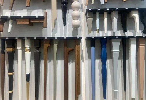 Коллекция разнообразных мебельных ножек с разными формами, цветами и декоративной отделкой.