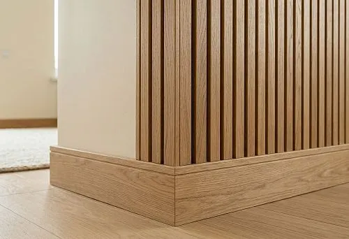 Деревянная рейка, уголок и плинтус: как собрать аккуратную отделку стены без пластиковых доборов