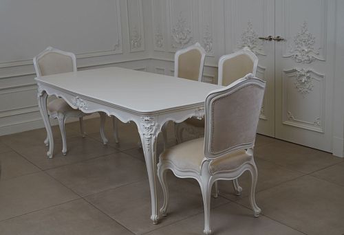 Резной декор ножек деревянного стола с утонченными узорами.