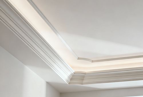 Потолочные карнизы из фитополимера с мягкой подсветкой и ровными стыками в современном интерьере
