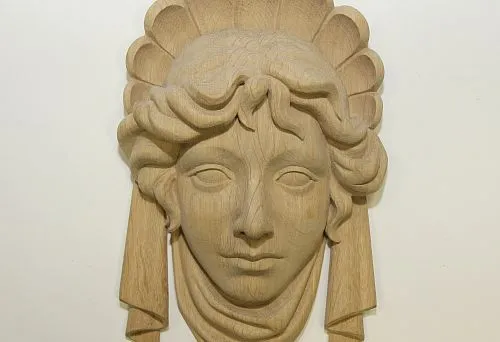 Деревянное украшение для стены с растительными орнаментами и цветочным узором