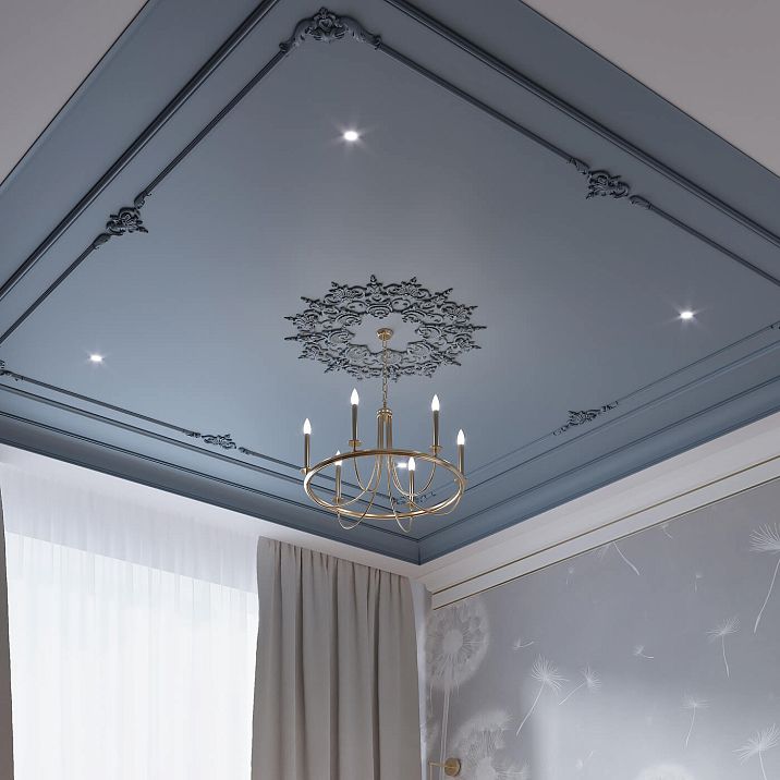 Комплект лепного декора CPU-P5 в интерьере комнаты с потолочным декором и люстрой