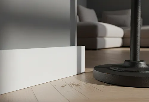 Ударопрочный плинтус из полистирола белого цвета в современном интерьере с паркетным полом