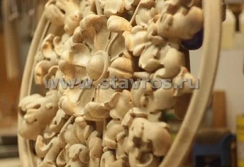 как компания Ставрос выполняет резьбу по дереву из дуба