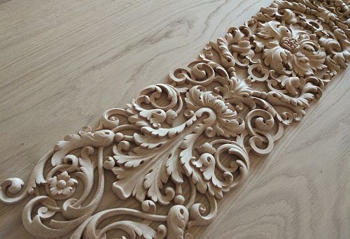 Изящный резной орнамент с цветочными и растительными мотивами, выполненный вручную.