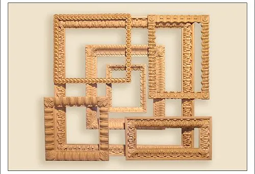 Декоративные рамки из деревянной рейки с резьбой в интерьере