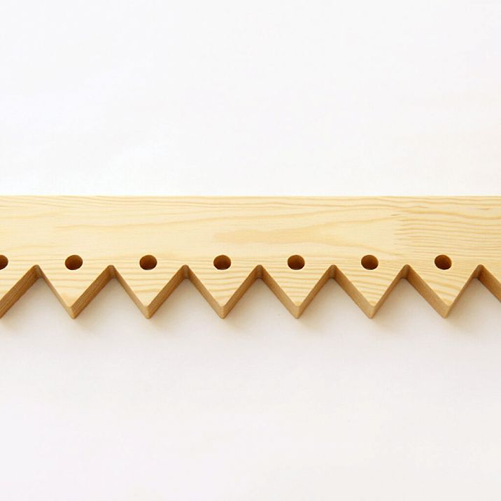 Фасад деревянного дома с резными наличниками NL-5