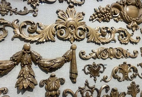 Изящные резные деревянные элементы для создания полочек своими руками, выполненные в классическом стиле