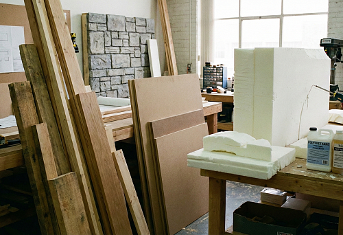 Материалы для изготовления декораций: дерево, МДФ и полиуретан