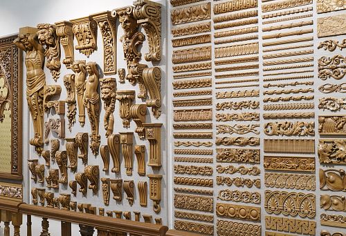 Изысканный декор салона автомобиля деревом 