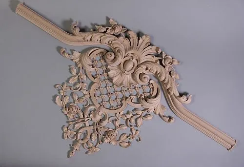 Декоративная деревянная накладка с цветочным и растительным узором