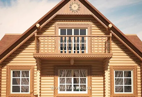 Деревянный дом с резным фронтоном и декоративным балконом