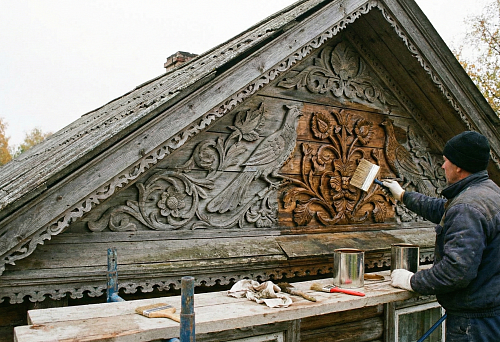 Фасадный резной декор: как защитить деревянный фронтон и продлить срок службы
