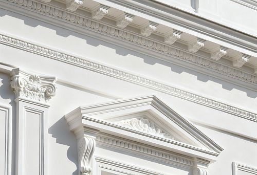 Фасадный декор из полиуретана в классическом стиле с карнизами, колоннами и фронтоном