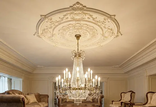 Потолки лепнина из полиуретана и люстра: как создать парадный центр комнаты